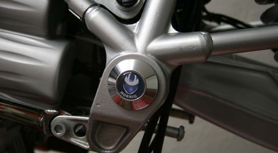 BMW R850C, R1200C Cubierta para pivote del basculante